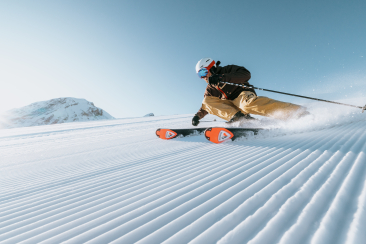 Skifahrer carvt die Piste runter