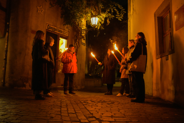 Unterwegs mit Fakeln an der Silvesterführung durch die Altstadt in Chur.